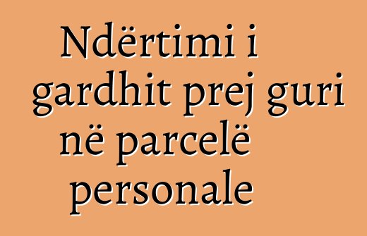 Ndërtimi i gardhit prej guri në parcelë personale