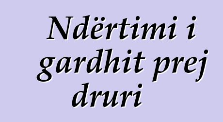 Ndërtimi i gardhit prej druri