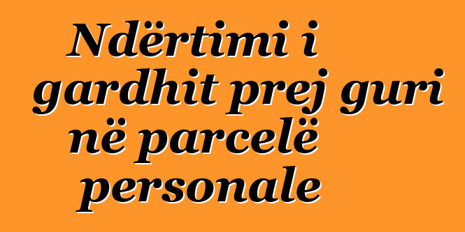 Ndërtimi i gardhit prej guri në parcelë personale